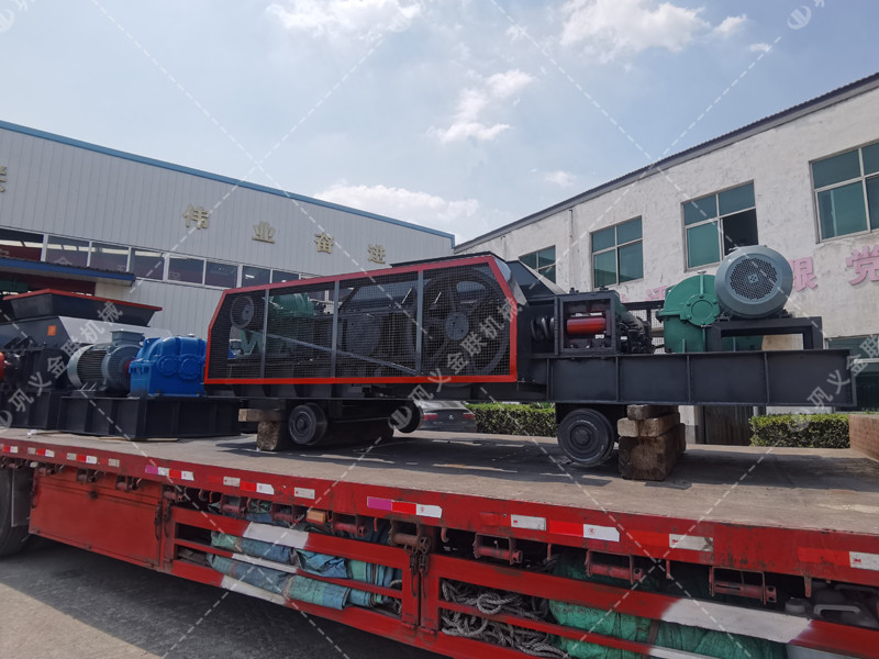 1200*1200雙齒輥破碎機,兩臺900*900軌道移動雙齒輥破碎機發往云南