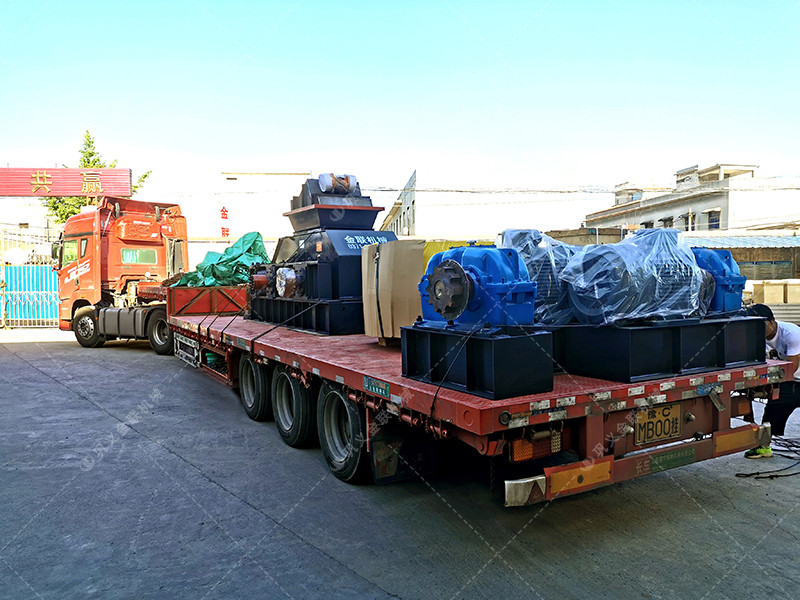 大型1200x800液壓對(duì)輥破碎機(jī)設(shè)備發(fā)貨圖片