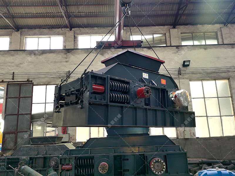 大型對(duì)輥制砂機(jī) 1208型制砂機(jī)發(fā)往內(nèi)蒙古