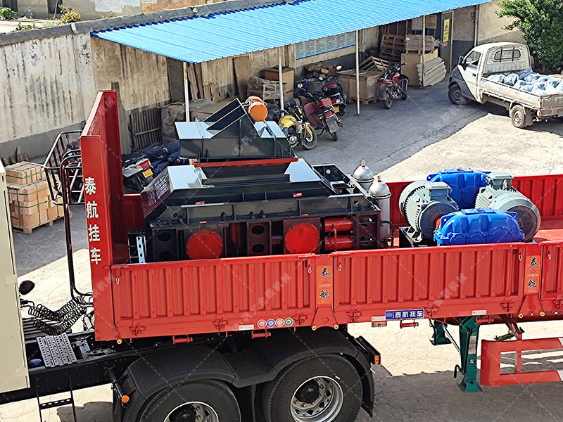 1000x700中型液壓對輥破碎機設備發貨