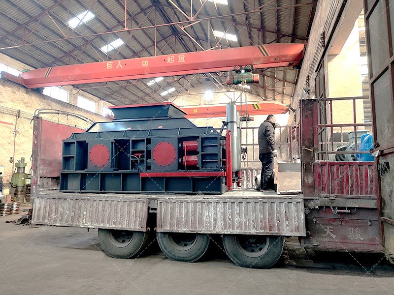 1500x800直連式液壓對輥破碎機(jī)發(fā)往新疆
